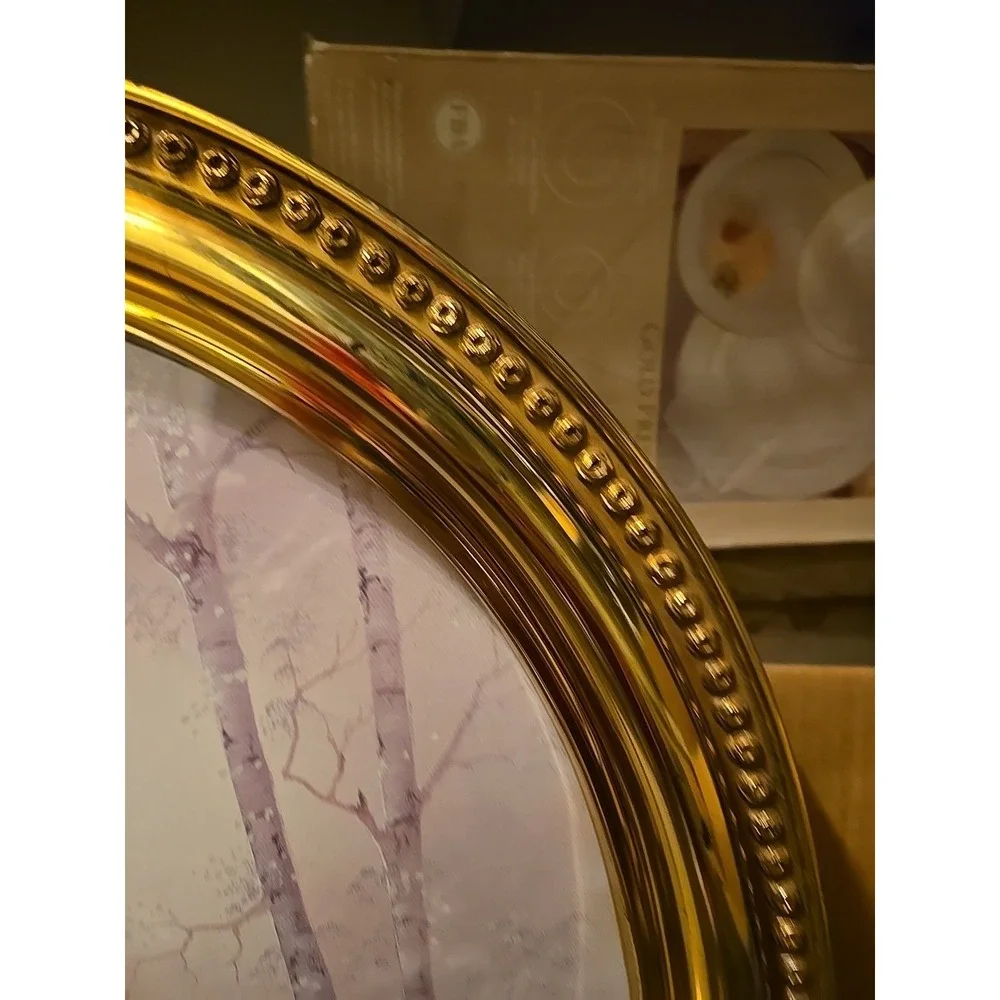 Vintage Syroco 1982 Oval Gold Plastic Picture Frame featuring‎ a 